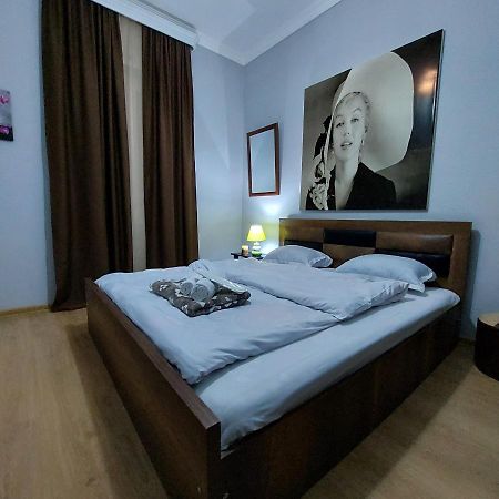 Guesthouse Different Tbilisi Esterno foto