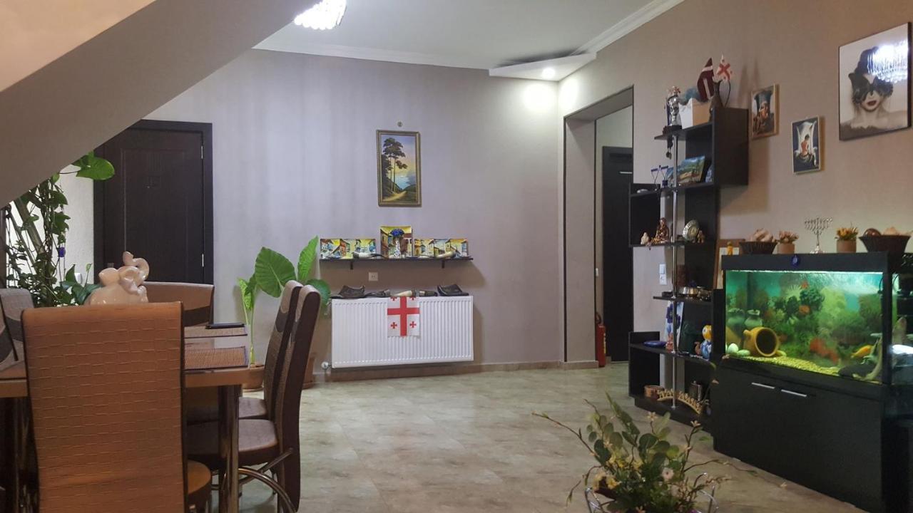 Guesthouse Different Tbilisi Esterno foto