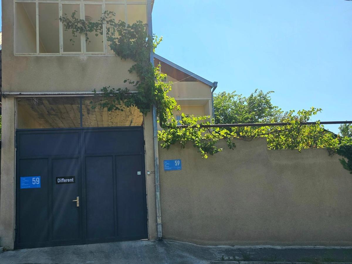 Guesthouse Different Tbilisi Esterno foto